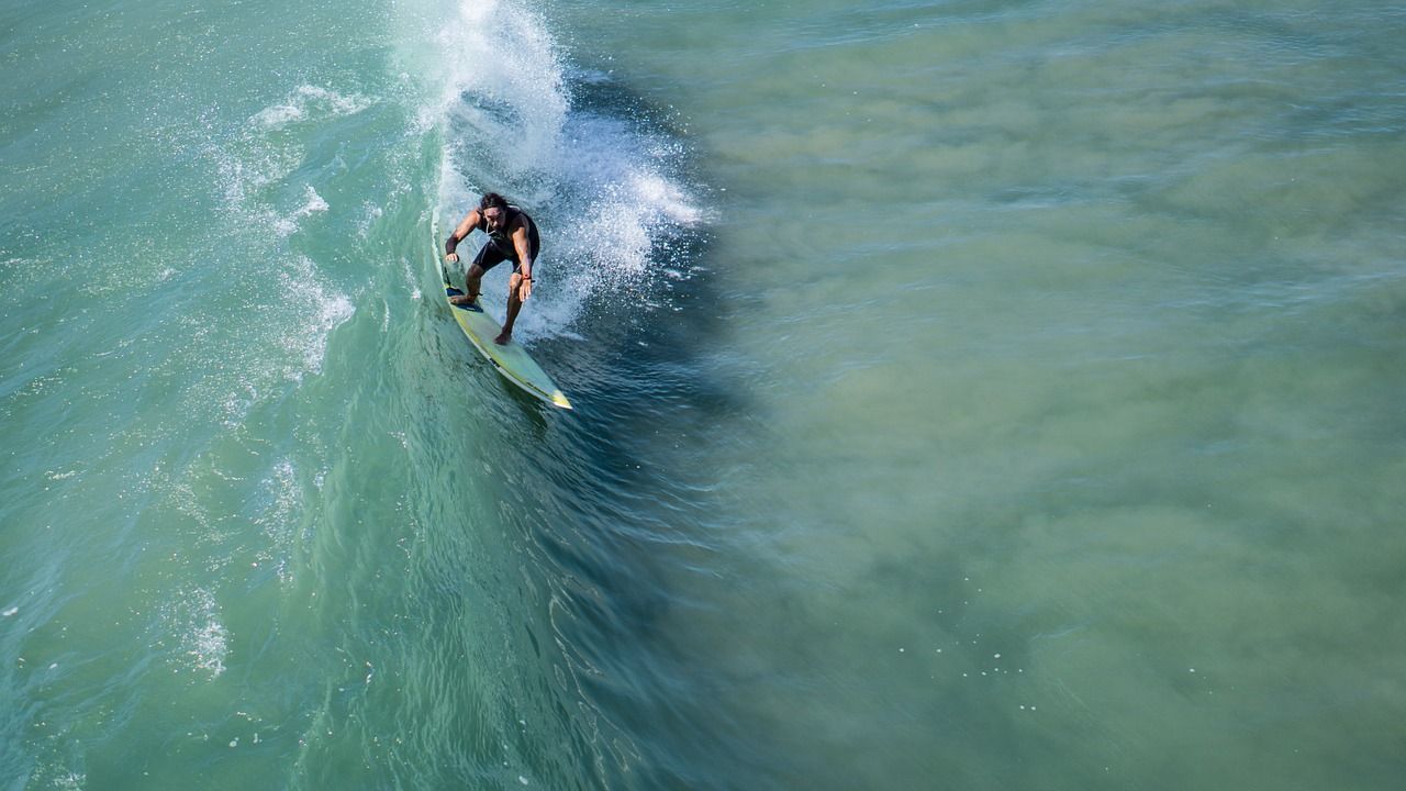 Surfing przy niższych temperaturach – co się przyda?