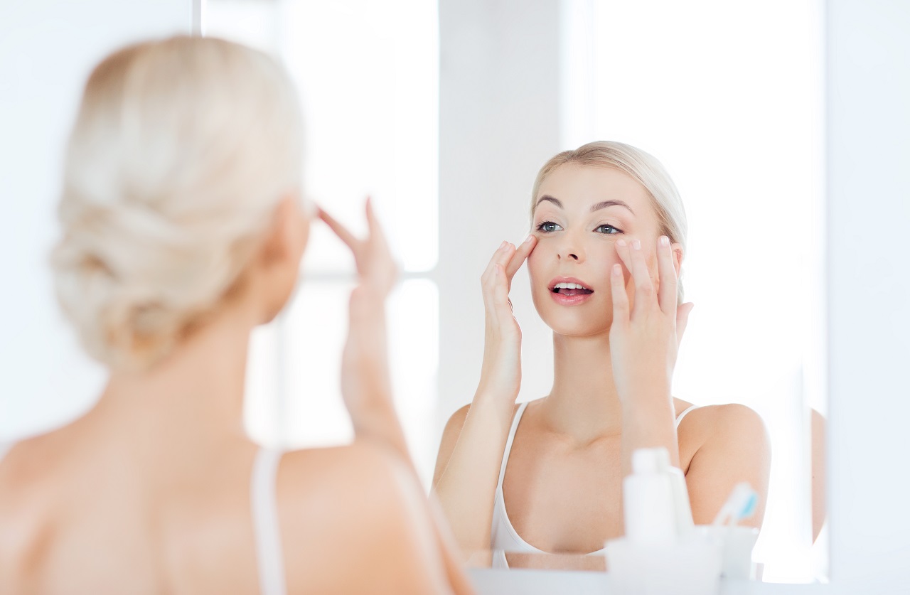 Jak należy dbać o skórę pod oczami?