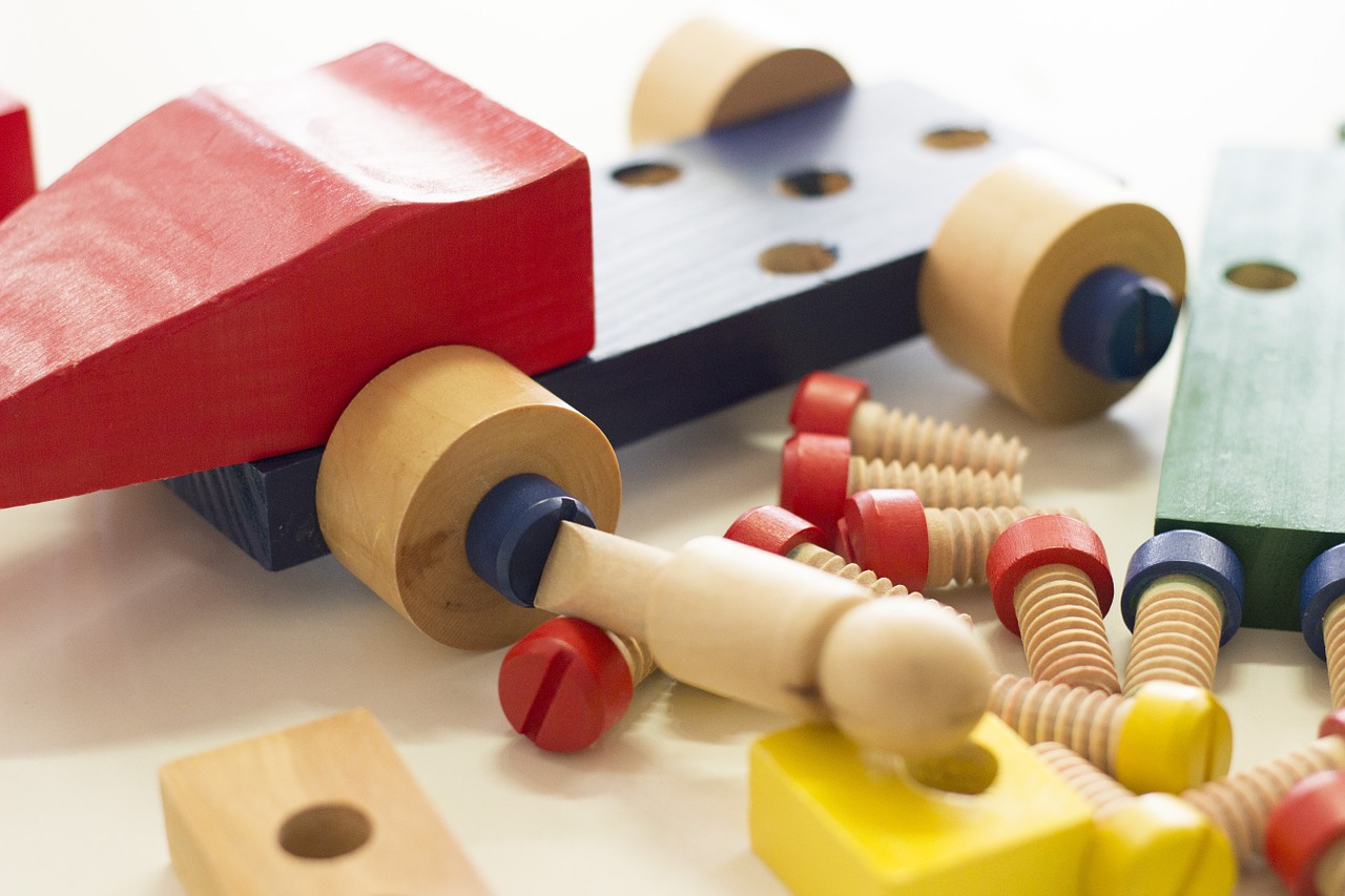 Drewniane zabawki – bezpieczne rozwiązanie stymulujące rozwój małego dziecka