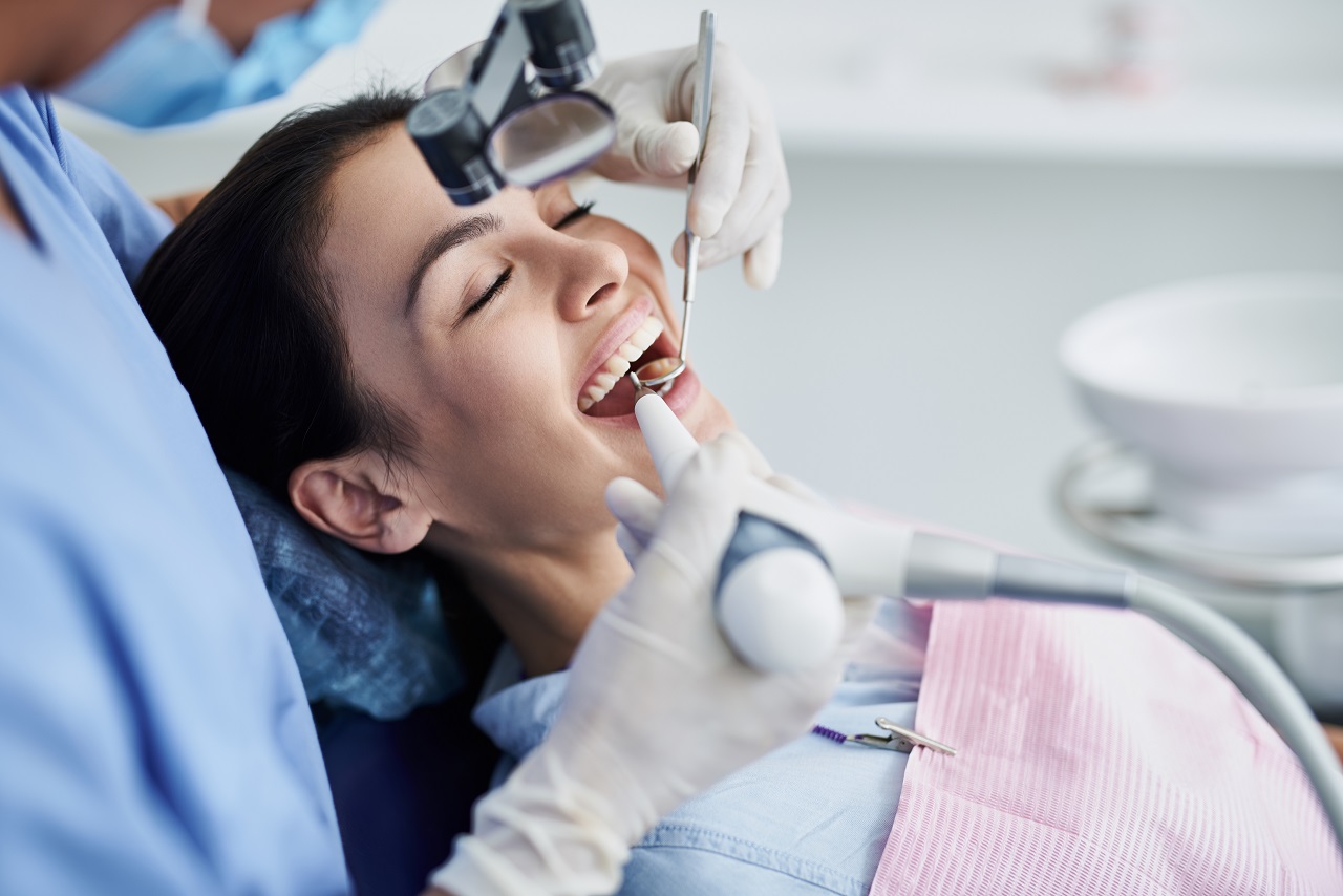 Profilaktyka zębów – czy odpowiednie zabiegi pomogą nam w utrzymaniu zdrowego uśmiechu?