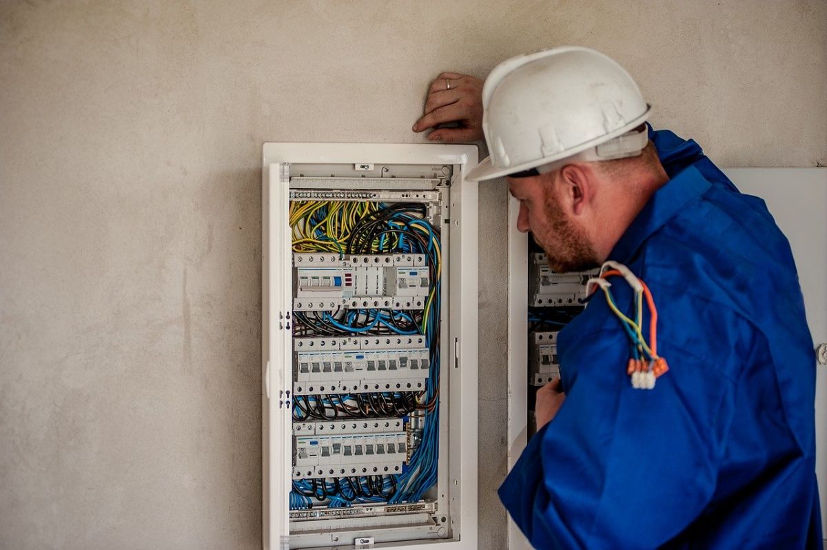 Jakie usługi oferuje elektryk w Poznaniu oprócz montażu instalacji elektrycznych?