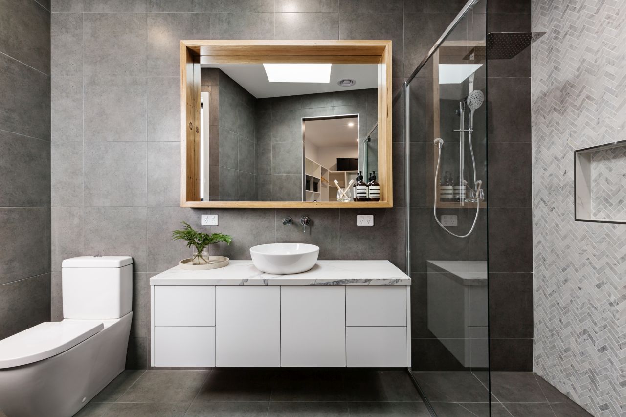 Jakie rozwiązania warto zastosować, projektując nowoczesną łazienkę?